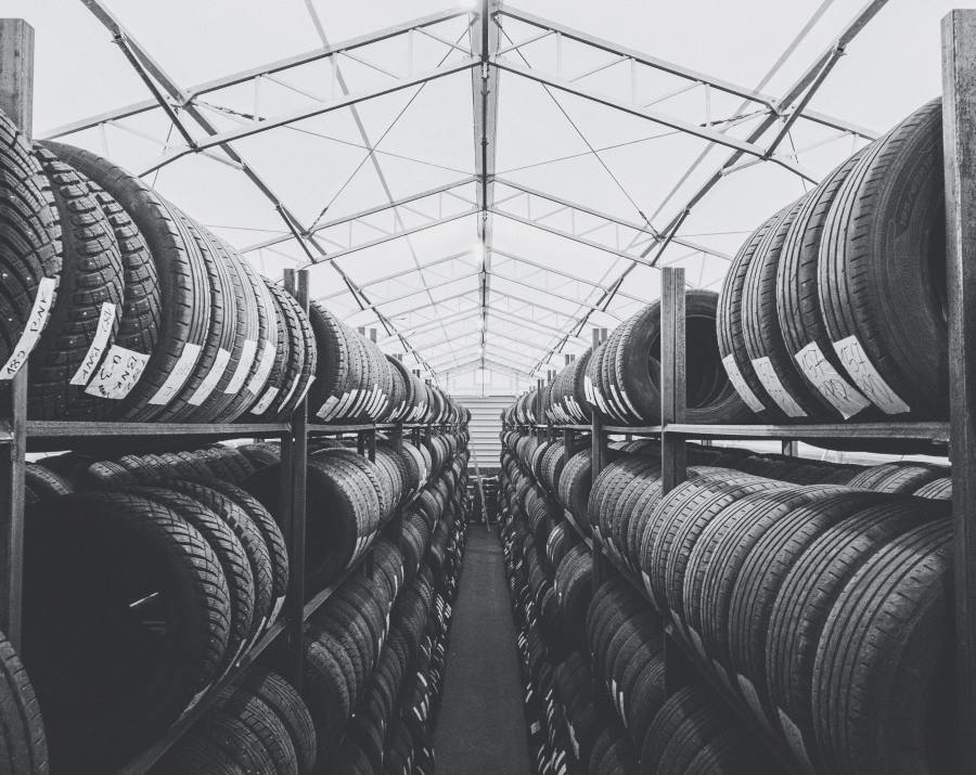 Anvelope All Season și Jante - Ghidul Complet pentru Conducerea Sigură 3 warehouse full of car tires laid out on the shelve 2024 12 04 08 35 07 utc
